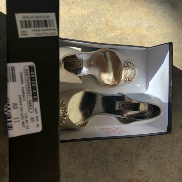 White satin dress shoes size 8.5 - Picture 4 of 5